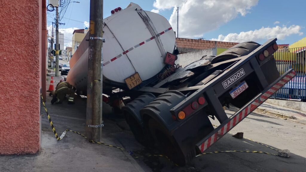 Caminhão-tanque carregado com etanol tomba após asfalto ceder na Avenida Pedro II, em BH - Foto: Divulgação/CBMMG