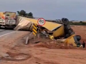 Carreta dos Correios tomba após acidente com caminhão na Rodovia Fernão Dias - Foto: Reprodução/Redes Sociais