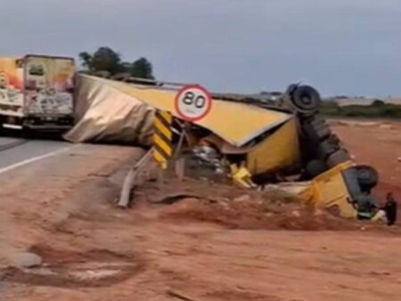 Carreta dos Correios tomba após acidente com caminhão na Rodovia Fernão Dias - Foto: Reprodução/Redes Sociais