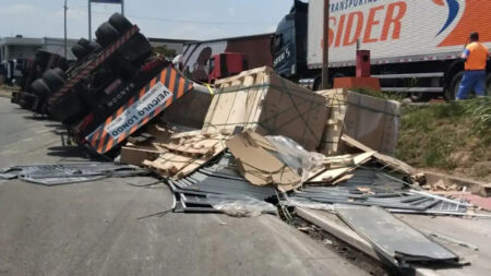 Motorista fica ferido após tombamento de carreta em avenida de Contagem - Foto: Divulgação/Transcon