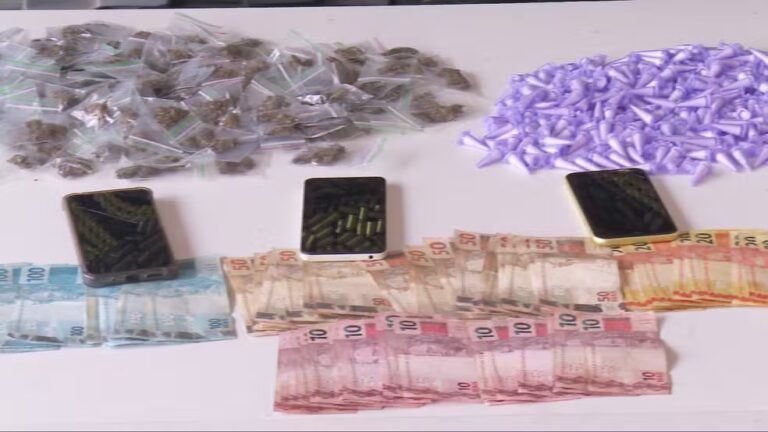 Dois homens são presos após tentativa de homicídio e apreensão de drogas no bairro São Marcos, em BH Dois homens são presos após tentativa de homicídio e apreensão de drogas no bairro São Marcos, em BH - Foto: Divulgação/Polícia Militar