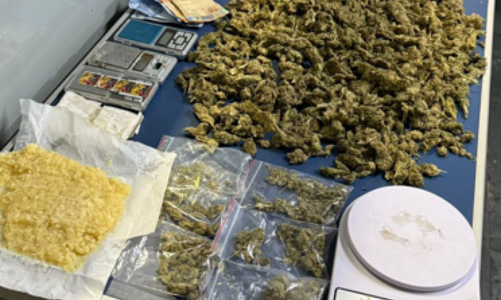 Dupla é presa com grande quantidade de drogas em operação da PM em BH Dupla é presa com grande quantidade de drogas em operação da PM em BH - Foto: Divulgação/PMMG