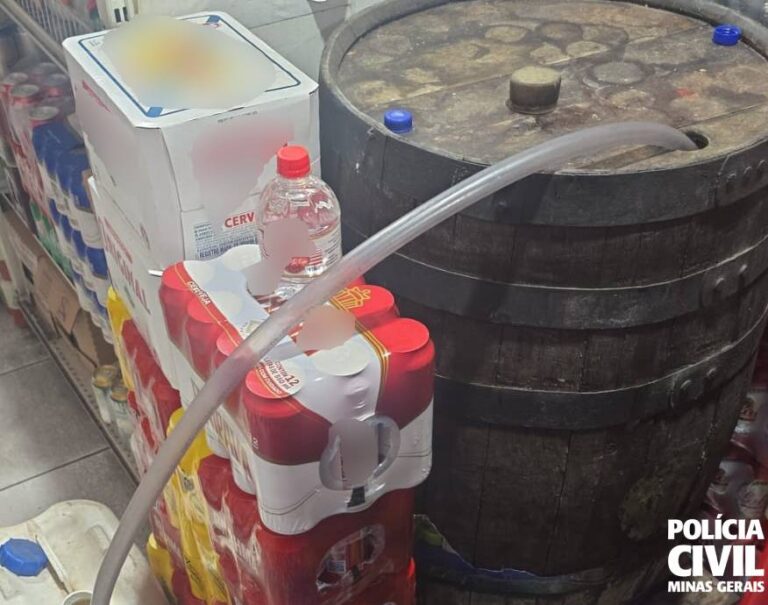 Dois homens são presos por cachaça adulterada em fábrica no Barreiro, em BH - Foto: Divulgação/PCMG