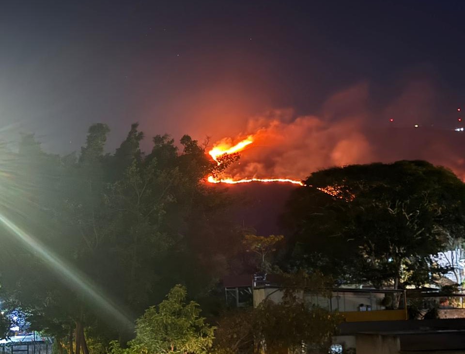 Incêndio na Mata da Baleia entra no terceiro dia em BH Incêndio na Mata da Baleia entra no terceiro dia em BH - Foto: Divulgação/CBMMG