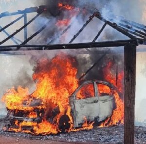 Incêndio em mata do Belvedere atinge carro em BH - Foto: Divulgação/CBMMG