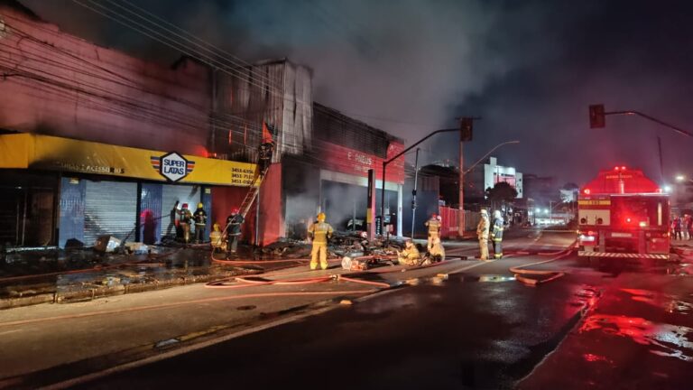 Imóveis são interditados após incêndio em lojas de autopeças e pneus em BH - Foto: Divulgação/CBMMG