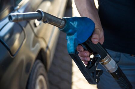 Petrobras reduz preço da gasolina em R$ 0,14 por litro Petrobras reduz preço da gasolina em R$ 0,14 por litro - Foto: Divulgação/Depositphotos