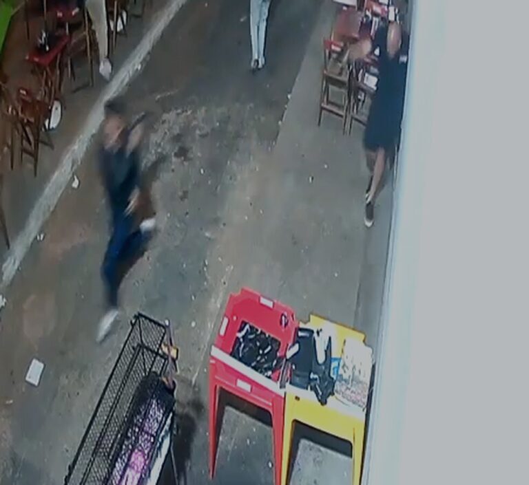 Homem é morto por policial militar após apontar arma em bar no Barreiro, em BH Homem é morto por policial militar após apontar arma em bar no Barreiro, em BH - Foto: Reprodução/Redes Sociais