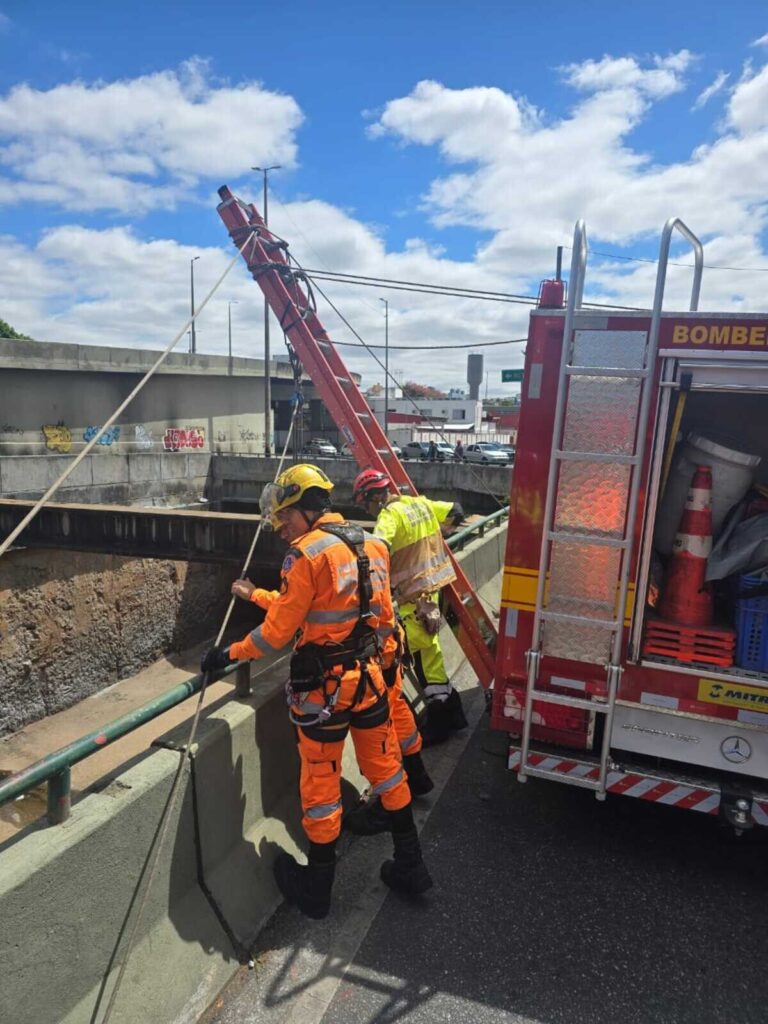 Homem é encontrado morto às margens do Ribeirão Arrudas, em BH - Foto: Divulgação/CBMMG