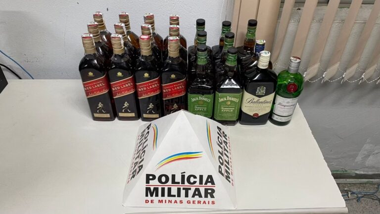 Homem é preso com garrafas de bebidas falsificadas em Ribeirão das Neves Homem é preso com garrafas de bebidas falsificadas em Ribeirão das Neves - Foto: Divulgação/PMMG