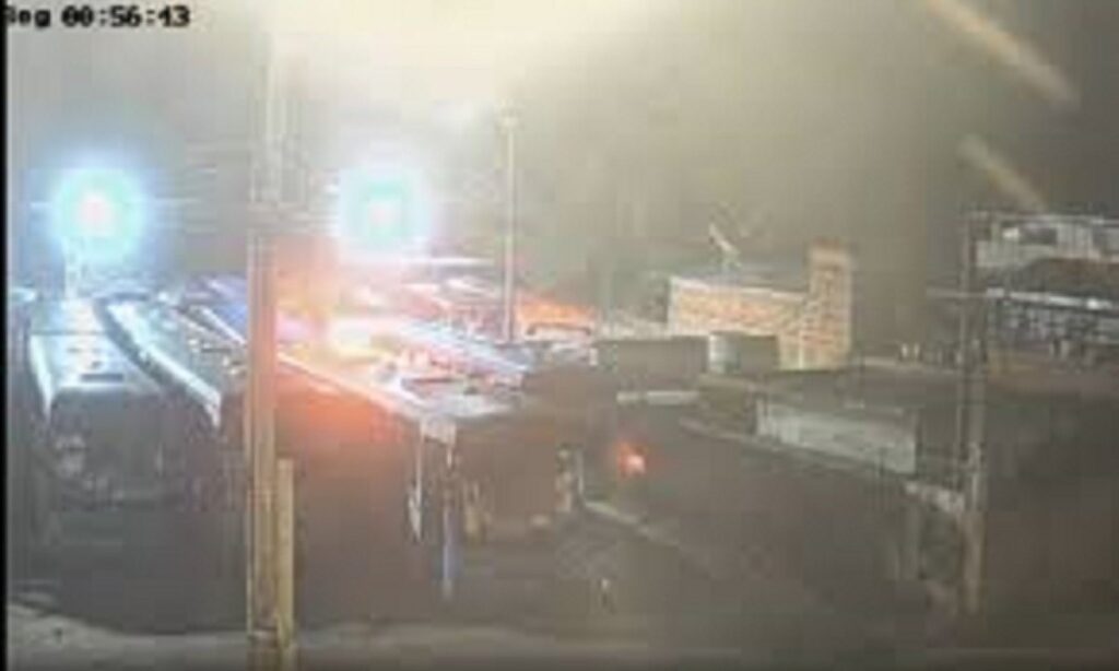 Homem é preso após incendiar dez ônibus em Ponte Nova Homem é preso após incendiar dez ônibus em Ponte Nova - Foto: Reprodução