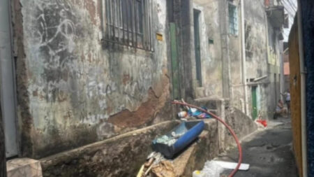 Incêndio atinge casa no Cabana do Pai Tomás, em BH - Foto: Divulgação/Corpo de Bombeiros