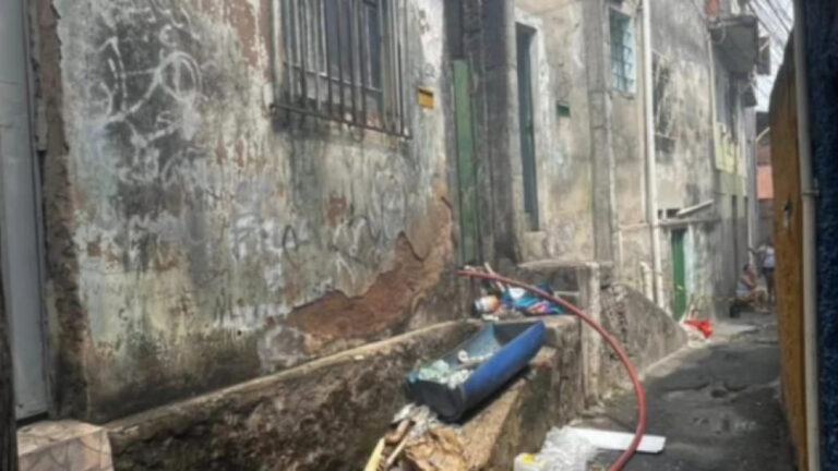 Incêndio atinge casa no Cabana do Pai Tomás, em BH - Foto: Divulgação/Corpo de Bombeiros