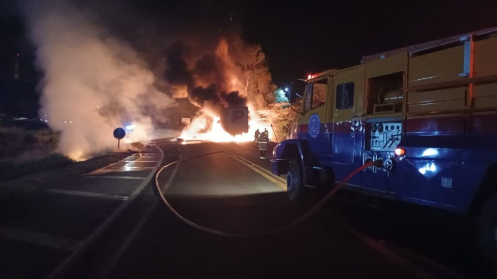Motociclista morre e carreta pega fogo após acidente na BR-040, em Carandaí 1 Motociclista morre e carreta pega fogo após acidente na BR-040, em Carandaí - Foto: Divulgação/CBMMG
