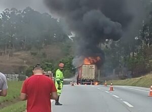 Incêndio em caminhão interdita Rodovia Fernão Dias; congestionamento chega a 18 km - Foto: Reprodução/Redes Sociais