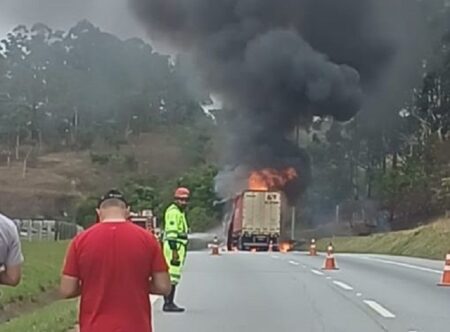 Incêndio em caminhão interdita Rodovia Fernão Dias; congestionamento chega a 18 km Incêndio em caminhão interdita Rodovia Fernão Dias; congestionamento chega a 18 km - Foto: Reprodução/Redes Sociais