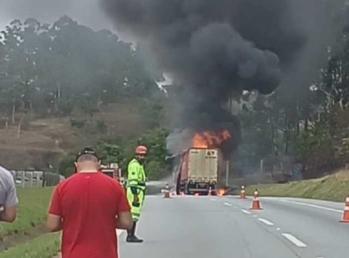 Incêndio em caminhão interdita Rodovia Fernão Dias; congestionamento chega a 18 km Incêndio em caminhão interdita Rodovia Fernão Dias; congestionamento chega a 18 km - Foto: Reprodução/Redes Sociais