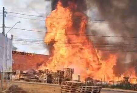 Incêndio atinge depósito de madeira no bairro Icaivera, em Contagem Incêndio atinge depósito de madeira no bairro Icaivera, em Contagem - Foto: Reprodução/Redes Sociais
