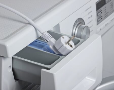 Bebê morre eletrocutado ao encostar em tomada de máquina de lavar em aldeia de Brumadinho Bebê morre eletrocutado ao encostar em tomada de máquina de lavar em aldeia de Brumadinho - Foto: Ilustrativa/Depositphotos