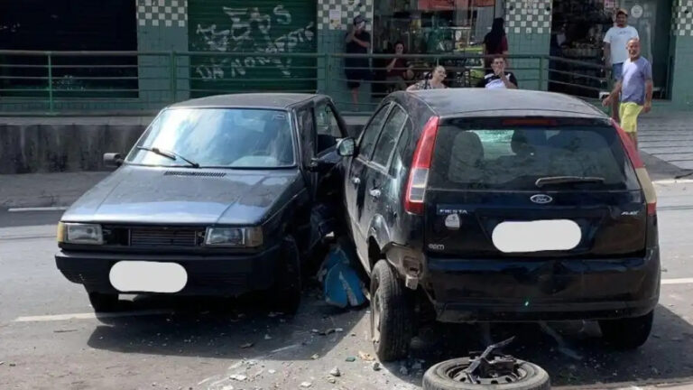 Motorista avança parada obrigatória e atropela duas pessoas em Contagem Motorista avança parada obrigatória e atropela duas pessoas em Contagem - Foto: Reprodução