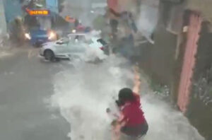 Mulher é arrastada pela enxurrada durante chuva em rua do bairro Alto Vera Cruz, em BH Mulher é arrastada pela enxurrada durante chuva em rua do bairro Alto Vera Cruz, em BH - Foto: Reprodução/Redes Sociais