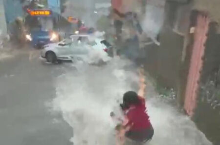 Mulher é arrastada pela enxurrada durante chuva em rua do bairro Alto Vera Cruz, em BH Mulher é arrastada pela enxurrada durante chuva em rua do bairro Alto Vera Cruz, em BH - Foto: Reprodução/Redes Sociais