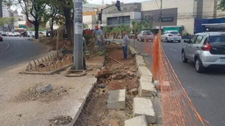 Obras de corredor exclusivo interditam faixa da Avenida do Contorno, em BH Obras de corredor exclusivo interditam faixa da Avenida do Contorno, em BH - Foto: Divulgação/PBH