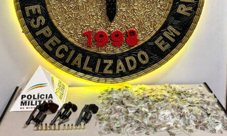 Operação da PM apreende armas e quase mil porções de maconha em Betim Operação da PM apreende armas e quase mil porções de maconha em Betim - Foto: Divulgação/PMMG