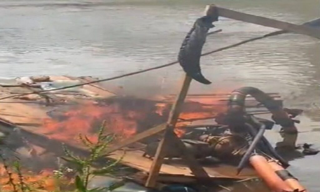 Operação contra garimpo ilegal destrói maquinário no Rio das Velhas - Foto: Divulgação/PMMG