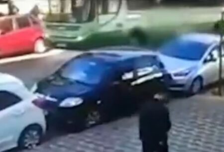 Motorista de ônibus é condenado por atropelar e matar pedestre no Barreiro, em BH Motorista de ônibus é condenado por atropelar e matar pedestre no Barreiro, em BH - Foto: Reprodução/Redes Sociais