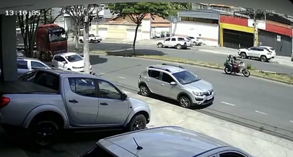 Segundo suspeito de matar policial é morto em confronto com a PM em Contagem Segundo suspeito de matar policial é morto em confronto com a PM em Contagem - Foto: Reprodução/Câmera de segurança