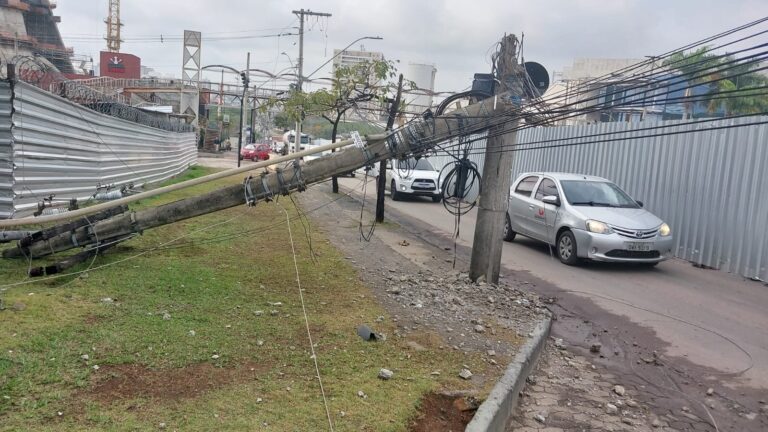 Poste cai e complica trânsito na Avenida Cristiano Machado, em BH Poste cai e complica trânsito na Avenida Cristiano Machado, em BH - Foto: Divulgação/BhTrans