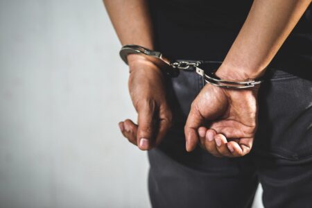 Brasileiro condenado por estuprar a própria filha é preso no Paraguai Brasileiro condenado por estuprar a própria filha é preso no Paraguai - Foto: Ilustrativa/Depositphotos