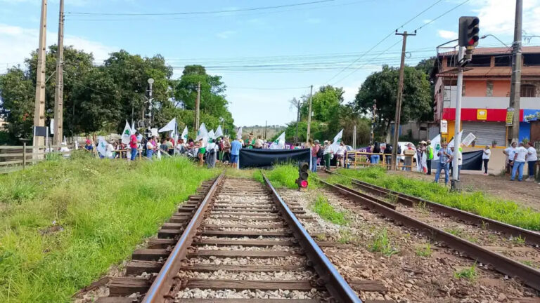 Atingidos por barragem da Vale bloqueiam linha férrea em Mário Campos - Foto: Divulgação/MAB