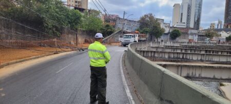 Queda de poste na Avenida dos Andradas deixa trânsito lento em BH - Foto: Divulgação/BHTrans
