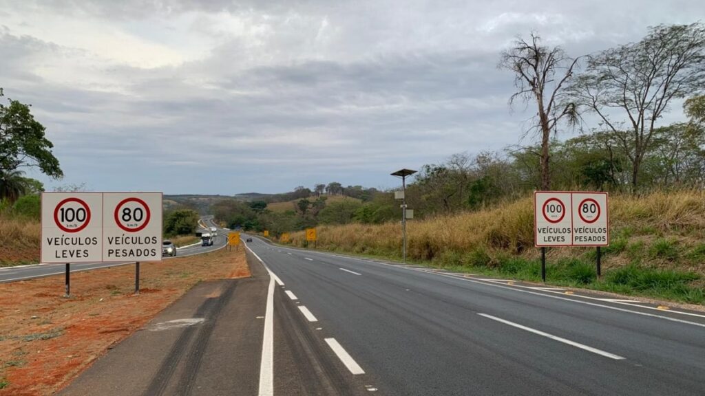 Novo radar de velocidade é instalado na BR-135, em Curvelo - Foto: Divulgação/DER-MG