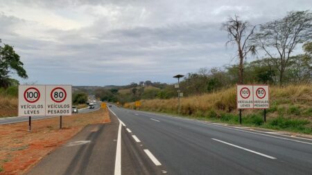 Novo radar de velocidade é instalado na BR-135, em Curvelo Novo radar de velocidade é instalado na BR-135, em Curvelo - Foto: Divulgação/DER-MG