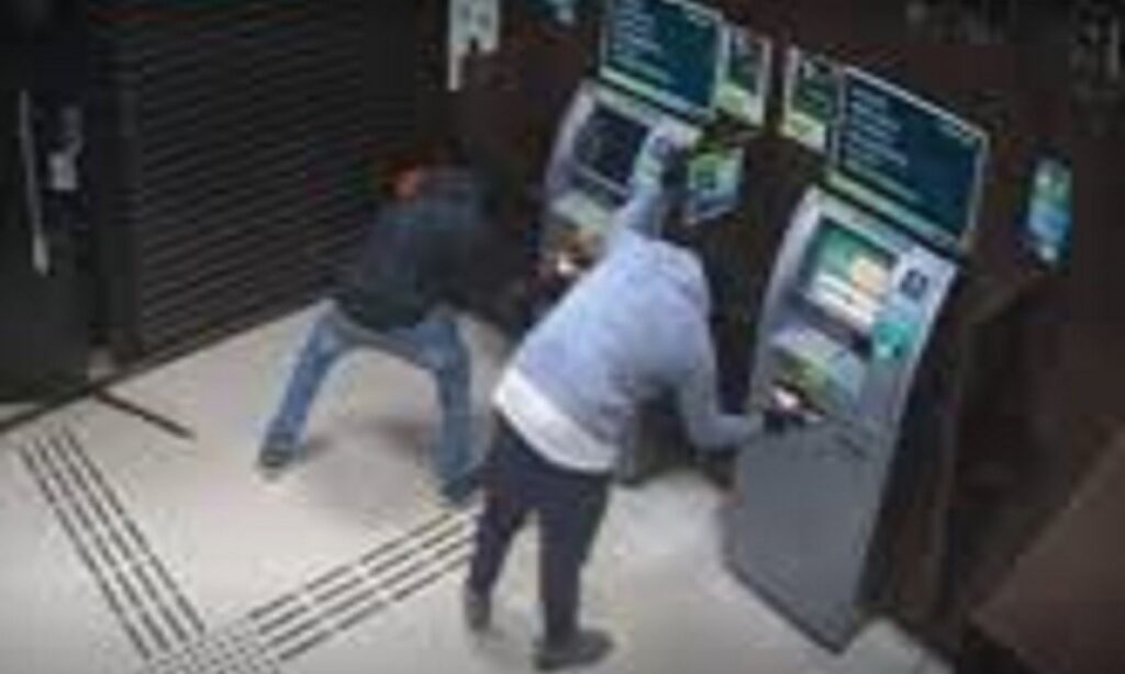 Criminosos explodem agências bancárias em Ijaci, no Sul de Minas Criminosos explodem agências bancárias em Ijaci, no Sul de Minas - Foto: Reprodução