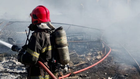 Incêndio atinge lote de recicláveis e causa interdição parcial na Via Expressa, em Contagem Incêndio atinge lote de recicláveis e causa interdição parcial na Via Expressa, em Contagem - Foto: Divulgação/Corpo de Bombeiros