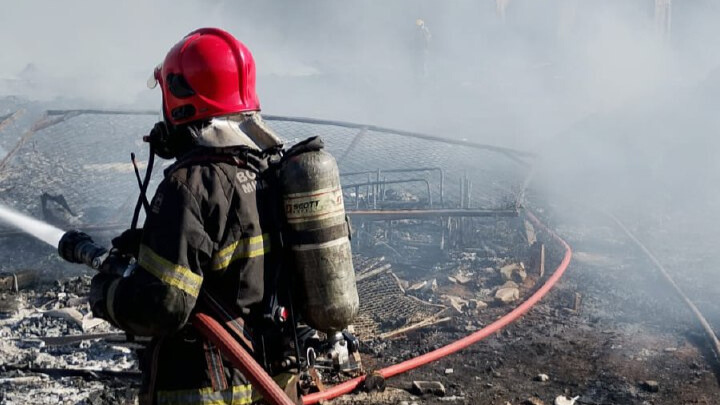 Incêndio atinge lote de recicláveis e causa interdição parcial na Via Expressa, em Contagem Incêndio atinge lote de recicláveis e causa interdição parcial na Via Expressa, em Contagem - Foto: Divulgação/Corpo de Bombeiros