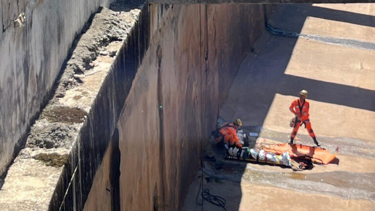 Mulher é resgatada após cair no Ribeirão Arrudas, em BH Mulher é resgatada após cair no Ribeirão Arrudas, em BH - Foto: Divulgação/Corpo de Bombeiros