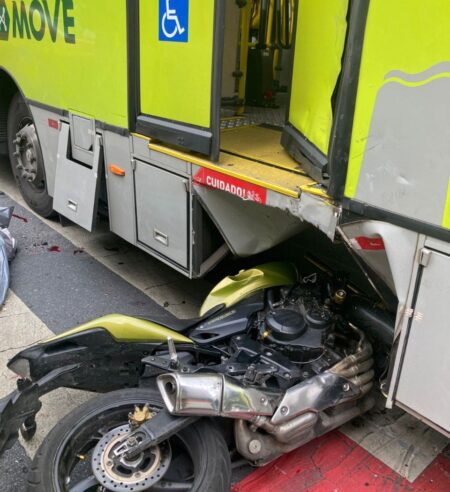 Motociclista morre após bater em ônibus na Avenida João Pinheiro, em BH Motociclista morre após bater em ônibus na Avenida João Pinheiro, em BH - Foto: Divulgação/CBMMG