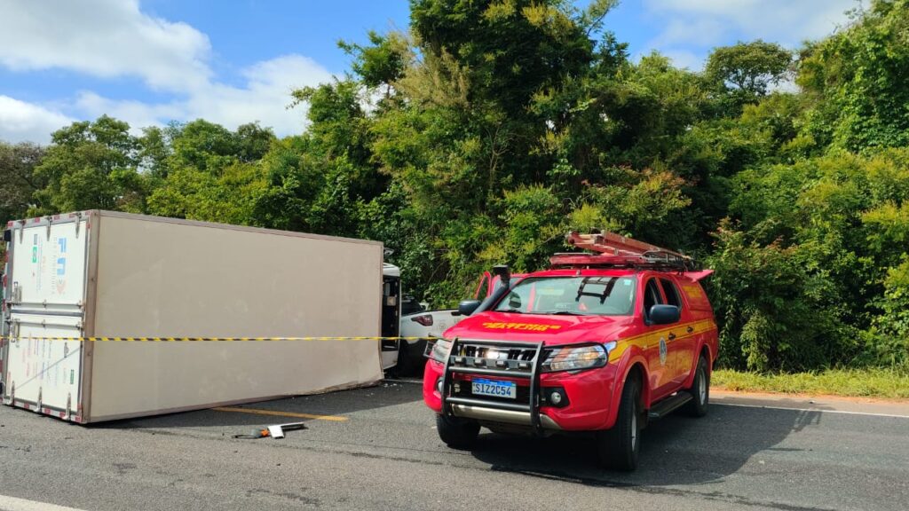 Mãe e filha morrem esmagadas por caminhão em acidente na BR-265, em Boa Esperança - Foto: Divulgação/CBMMG