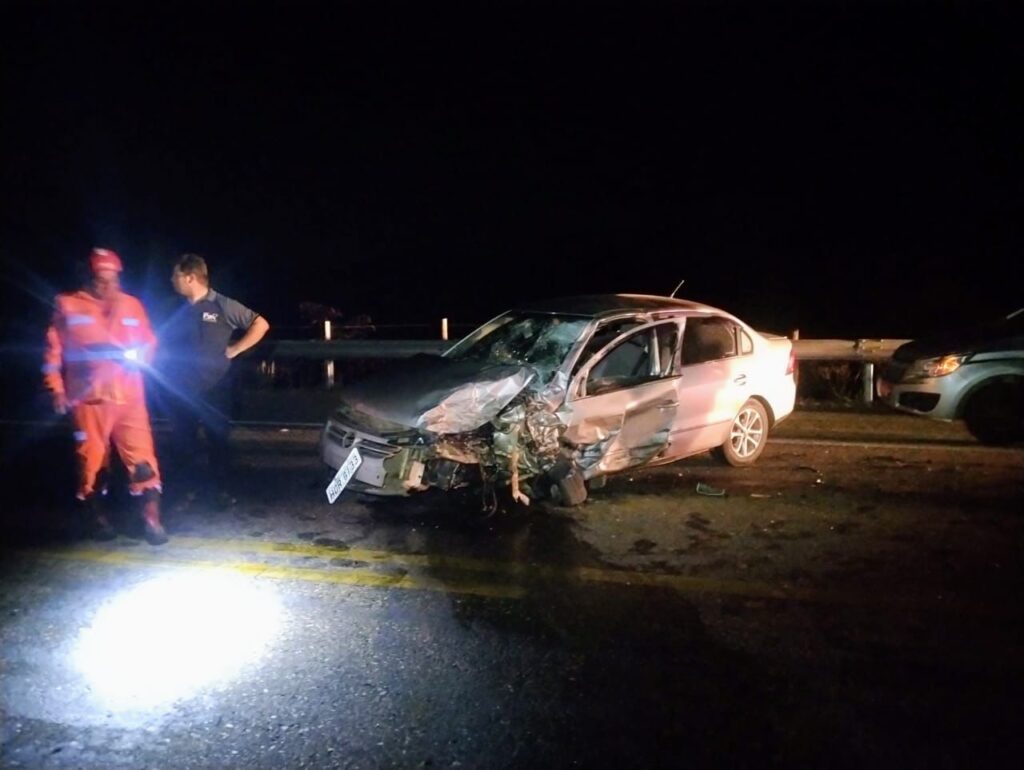Acidente frontal entre carros deixa morto e feridos em rodovia de MG 1 Acidente frontal entre carros deixa morto e feridos em rodovia de MG - Foto: Divulgação/CBMMG