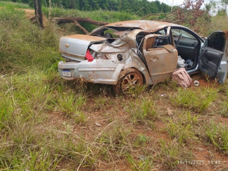 Casal morre após carro sair da pista e capotar em rodovia de MG Casal morre após carro sair da pista e capotar em rodovia de MG - Foto: Divulgação/CBMMG