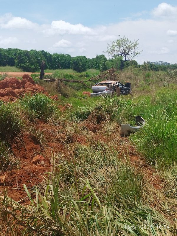 Casal morre após carro sair da pista e capotar em rodovia de MG 1 Casal morre após carro sair da pista e capotar em rodovia de MG - Foto: Divulgação/CBMMG