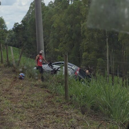 Pai e filho ficam feridos após carro bater em árvore na LMG-818, em Pará de Minas Pai e filho ficam feridos após carro bater em árvore na LMG-818, em Pará de Minas - Foto: Divulgação/CBMMG