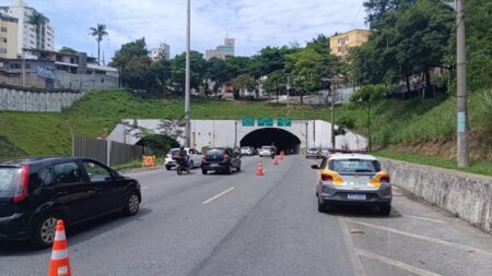 Acidente de motocicleta deixa dois jovens feridos na Avenida Cristiano Machado, em BH Acidente de motocicleta deixa dois jovens feridos na Avenida Cristiano Machado, em BH - Foto: Divulgação/BHTrans