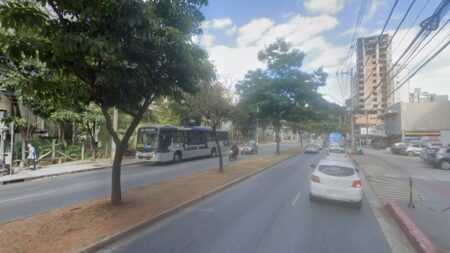 Mulher tem perna esmagada após ser atropelada por ônibus na Avenida Mario Werneck, em BH - Foto: Reprodução/Google Street View