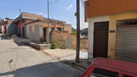 Tiroteio entre policiais e suspeitos termina com um morto em Santa Luzia Tiroteio entre policiais e suspeitos termina com um morto em Santa Luzia - Foto: Reprodução/Google Street View
